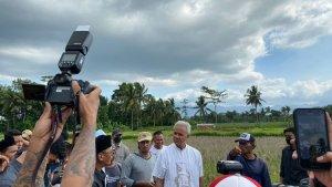 MOMEN-Ganjar-Pranowo-Diminta-Uang-Oleh-Ibu-ibu-saat-Blusukan-ke-Sawah-Langsung-Panggil-Panwaslu.jpg