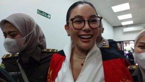 MOMEN-Nikita-Mirzani-Teriaki-Petugas-Kejaksaan-Tampil-dengan-Tangan-Diborgol-Gak-Bakal-Kabur-Gue.jpg