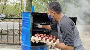 Madi-memproses-telur-asin-asap-di-rumahnya-dengan-rasa-yang-lebih-gurih.jpg