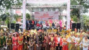 Mahasiswa-Fakultas-Bahasa-dan-Seni-FBS-Unimed-tampil-mengenakan-pakaian-adat.jpg
