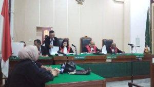 Majelis-hakim-yang-diketuai-Khamozaro-Waruwu-saat-membacakan-amar-putusan.jpg