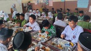Makan-Sehat-Bergizi-Kodam-I-Bukit-Barisan-Sukses-di-SD-Alwashliyah-Ampera-II-Medan-1.jpg