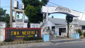Makanan-Bergizi-Gratis-Bau_MBG-Bermasalah-di-Siantar_SMAN-1-Siantar_.jpg