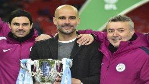 Manajer-Manchester-City-Pep-Guardiola-diapit-asistennya-Mikel-Arteta-kiri.jpg