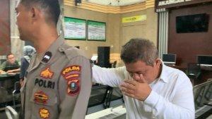 Mantan-anggota-DPRD-Labuhanbatu-Rudi-Syahputra-berusaha-menutup.jpg
