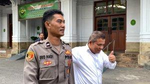 Mantan-anggota-DPRD-Labuhanbatu-Rudi-Syahputra-mengacungkan.jpg