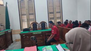 Maratua-Harahap-tertunduk-saat-mendengar-vonis-yang-dibacakan-hakim.jpg