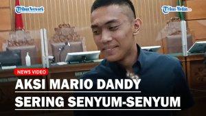 Mario-Dandy-Satriyo-tersenyum-saat-dipersidangan.jpg