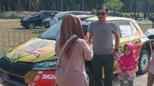 Masyarakat-Kota-Medan-Zoe-dan-keluarganya-ketika-berswafoto-di-depan.jpg