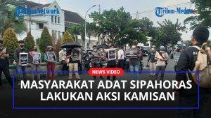 Masyarakat-adat-Sipahoras-lakukan-aksi-kamisanaa.jpg
