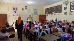 Memperkenalkan-rambu-lalu-lintas-kepada-anak-anak-dengan-metode-belajar-sambil-bermain.jpg
