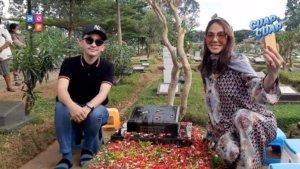 Menangis-di-Makam-Olga-Syahputra-Bunda-Corla-Ingat-Kenangan-Lawas-Semoga-Ketemu-di-Surga.jpg