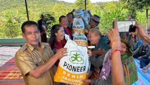 Menyerahkan-benih-jagung-Pioner-32-Super-secara-simbolis-kepada-petani.jpg