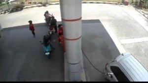 Mesin-pengisi-BBM-tertarik-pada-tangki-mobil-yang-berjalan-di-salah-satu-SPBU.jpg