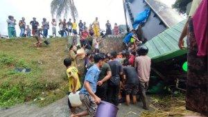 Meski-hujan-puluhan-masyarakat-berbondong-bondong-menjarah-minyak-goreng.jpg