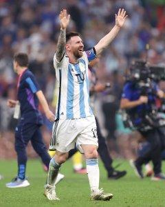 Messi-bawa-argentina-juara-piala-dunia-2022.jpg