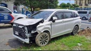 Mobil-Avanza-Putih-Tabrak-Pemotor.jpg