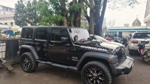 Mobil-mewah-terparkir-di-halaman-gedung-Pengadilan-Negeri-PN-Medan.jpg