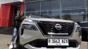 Model-berpose-dengan-The-All-New-Nissan-X-Trail-e-POWER-with-e-4ORCE.jpg