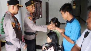 Momen-AKBP-Oloan-Siahaan-saat-berpamitan-ke-anak-anak-di-Panti-Asuhan-Pelita.jpg