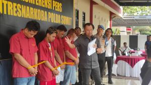 Momen-Direktur-Reserse-Narkoba-Polda-Sumut-Kombes-Jean-Calvijn-Simanjuntak-menginterogasi.jpg