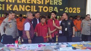 Momen-Dirreskrimum-Polda-Sumut-Kombes-Ricko-Taruna-Mauruh-kiri-menginterogasi-2.jpg