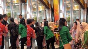 Momen-Iriana-Joko-Widodo-Bikin-Paspampres-Panik-Ibu-Negara-Tersenyum-Usai-Prank-Nyaris-Tabrak-Kaca.jpg