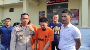 Momen-Kapolsek-Medan-Baru-Kompol-Hendrik-Fernandes-Aritonang-kiri.jpg