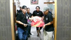 Momen-Polisi-mengevakuasi-jenazah-nenek-Amimah-Agama-72.jpg