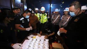 Momen-personel-Ditresnarkoba-Polda-Sumut-merazia-tempat-hiburan-malam.jpg