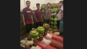 Momen-saat-Polisi-amankan-pekerja-oplos-gas-dari-tabung-3-Kilogram.jpg