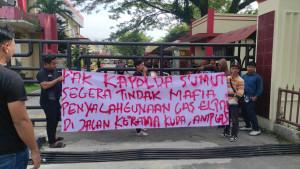 Momen-sejumlah-orang-berunjukrasa-di-depan-pintu-masuk-Polda-Sumut-Kamis-30102025.jpg