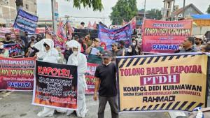 Momen-sejumlah-orang-berunjukrasa-di-depan-pintu-masuk-Polda-Sumut_1.jpg