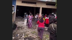 Momen-warga-menolong-seorang-tunawisma-perempuan-yang-bekerja-sebagai-pemulung.jpg