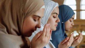 Muslimah-Berdoa-dengan-Al-Quran.jpg