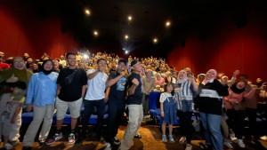 NONTON-BARENG-Oki-Rengga-berfoto-bersama-penggemarnya-dan-pecinta-film.jpg