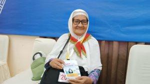 Nek-Mariamah-saat-sedang-menunggu-tes-kesehatan-di-Embarkasi-Medan.jpg