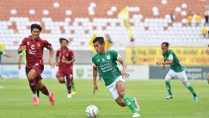 Nico-Malau-menggiring-bola-melewati-adangan-pemain-Sriwijaya-FC.jpg