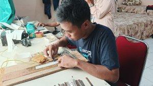 Nugroho-sedang-mengerjakan-pembuatan-gelang-penanda-Jemaah-Haji.jpg