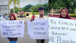 Orangtua-Faizul-Rahman-melakukan-aksi-demo-di-depan-Polda-Maluku.jpg