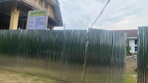 PAGAR-SENG-CV-Hasoruan-memasang-seng-pembatas.jpg
