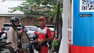 PENGGUNA-PERTAMAX-Seorang-pengendara-motor-mengisi.jpg