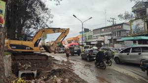 PERBAIKAN-DRAINASE-Pekerja-melakukan-progres-pelebaran.jpg