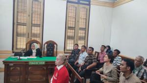 PERSIDANGAN-DOSEN-BUNUH-SUAMI-Terdakwa-Tiromsi-Sitanggang-saat-me.jpg