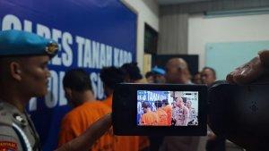 PLH-Kapolres-Tanah-Karo-AKBP-Oloan-Siahaan-menginterogasi.jpg