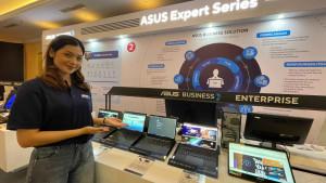 PRODUK-BARU-Petugas-memperlihatkan-produk-ASUS-Indonesia.jpg
