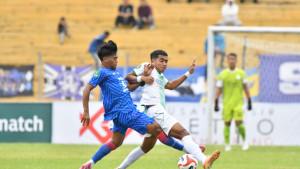 PSMS-MEDAN-Penggawa-PSMS-Medan-berebut-bola-dengan.jpg