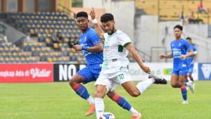 PSMS-MEDAN-Penggawa-PSMS-Medan-berebut-bola.jpg