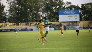 PSMS-Medan-Jose-Valencia-berebut-bola-dengan-pemain-Semen-Padang.jpg