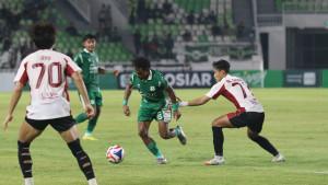 PSMS-VS-GARUDAYAKSA-FC-Pesepakbola-PSMS-Medan-saling-berebut.jpg